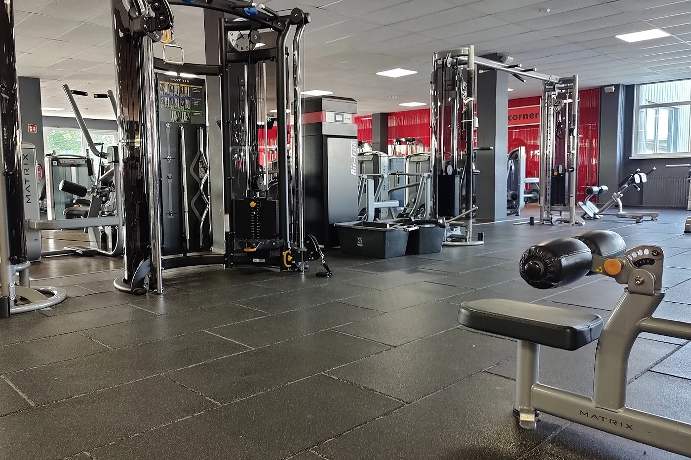 Trainingsfläche mit Hantelbänken