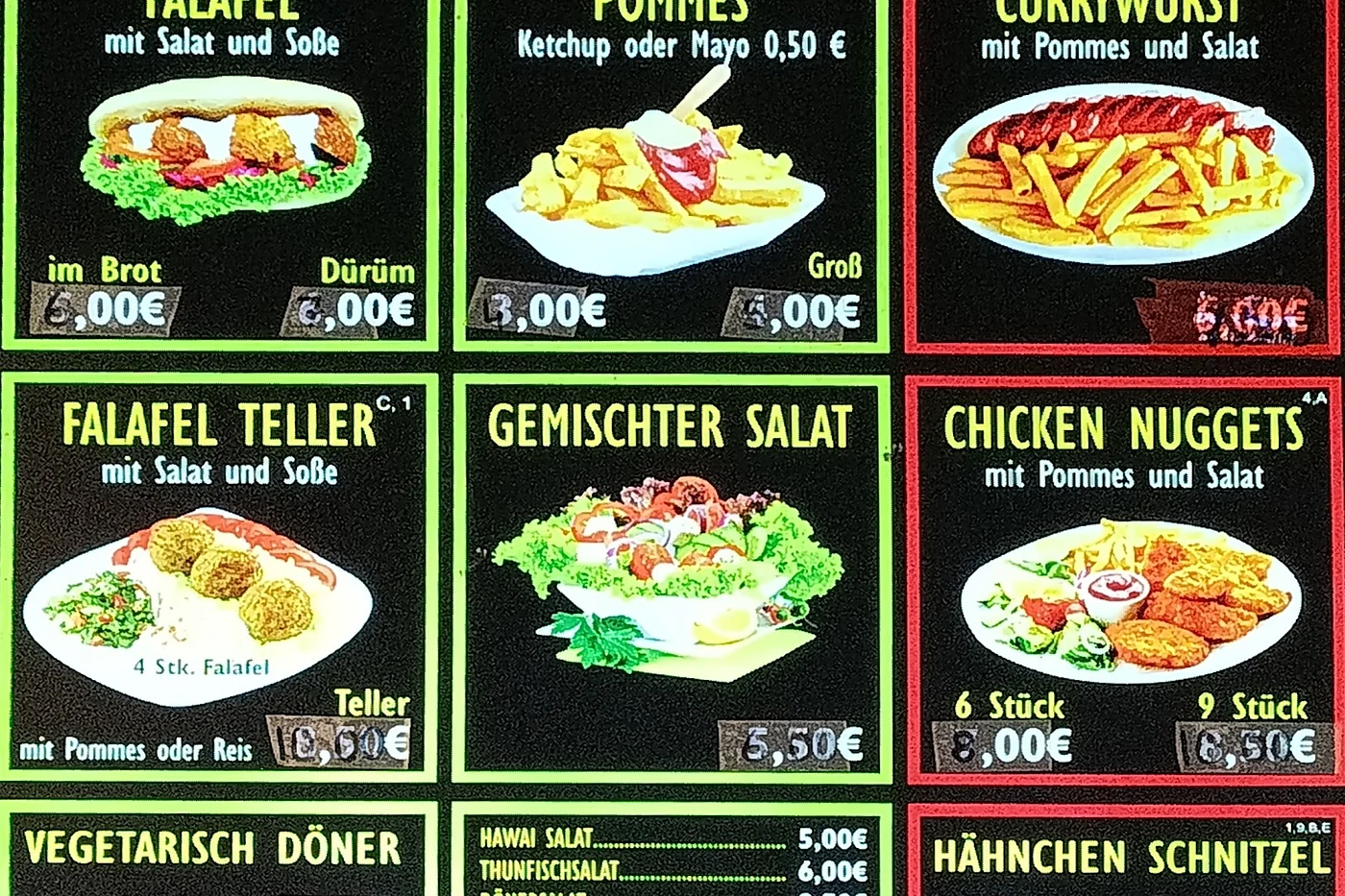 Tafel mit Falafel, Pommes und Salaten