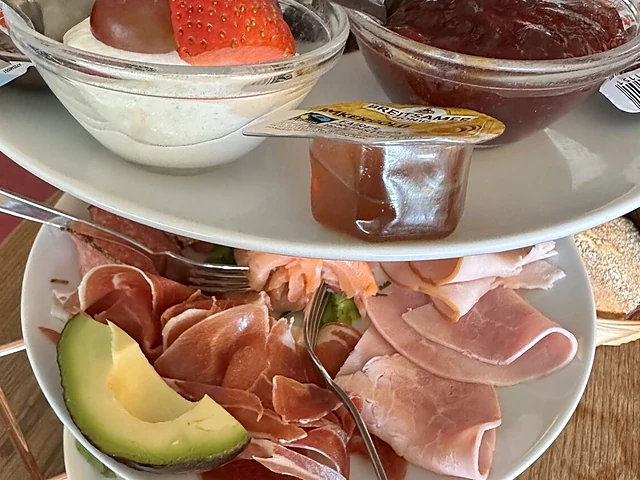 Frühstücksetagere mit Schinken, Avocado, Dips, Obstsalat und Joghurt