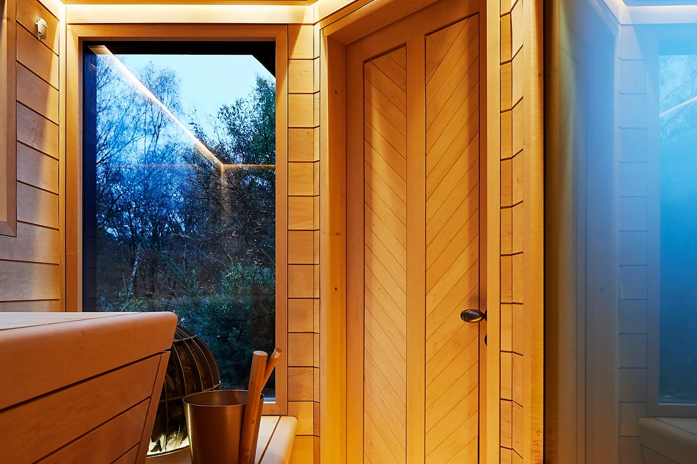 Sauna in hellem Holz mit indirektem Licht