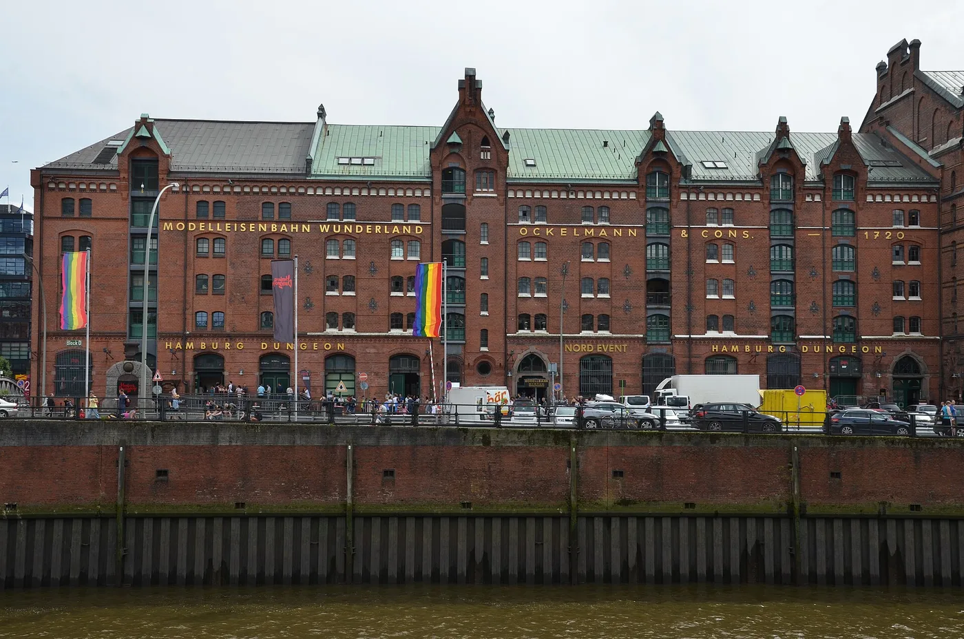 Backsteinfassade von Block D der Speicherstadt mit dem Schriftzug Modelleisenbahn Wunderland