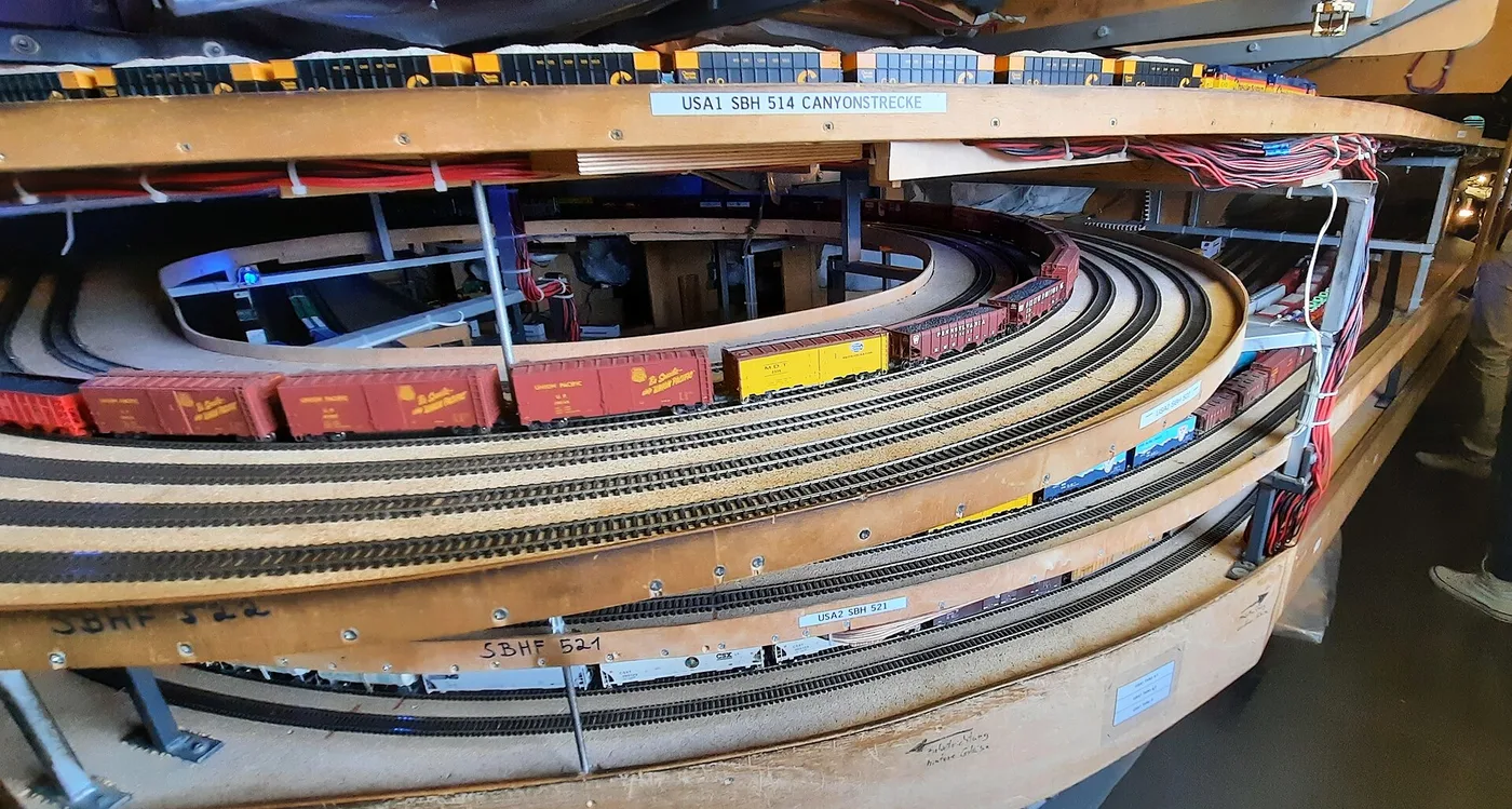 Schattenbahnhof des Miniatur Wunderlands mit gestapelten Gleisebenen und wartenden Modellzügen