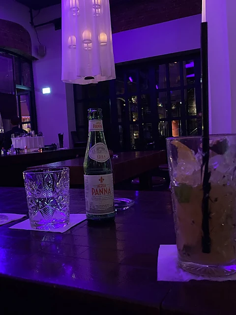 Drinks auf dem Tresen der Yakshi’s Bar im violetten Licht
