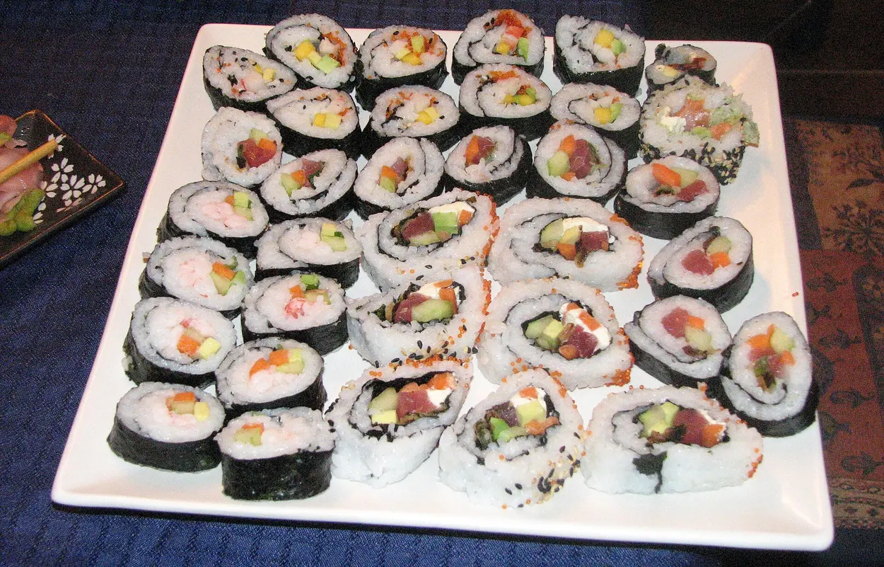 Große Platte mit vielen Sushirollen in verschiedenen Füllungen