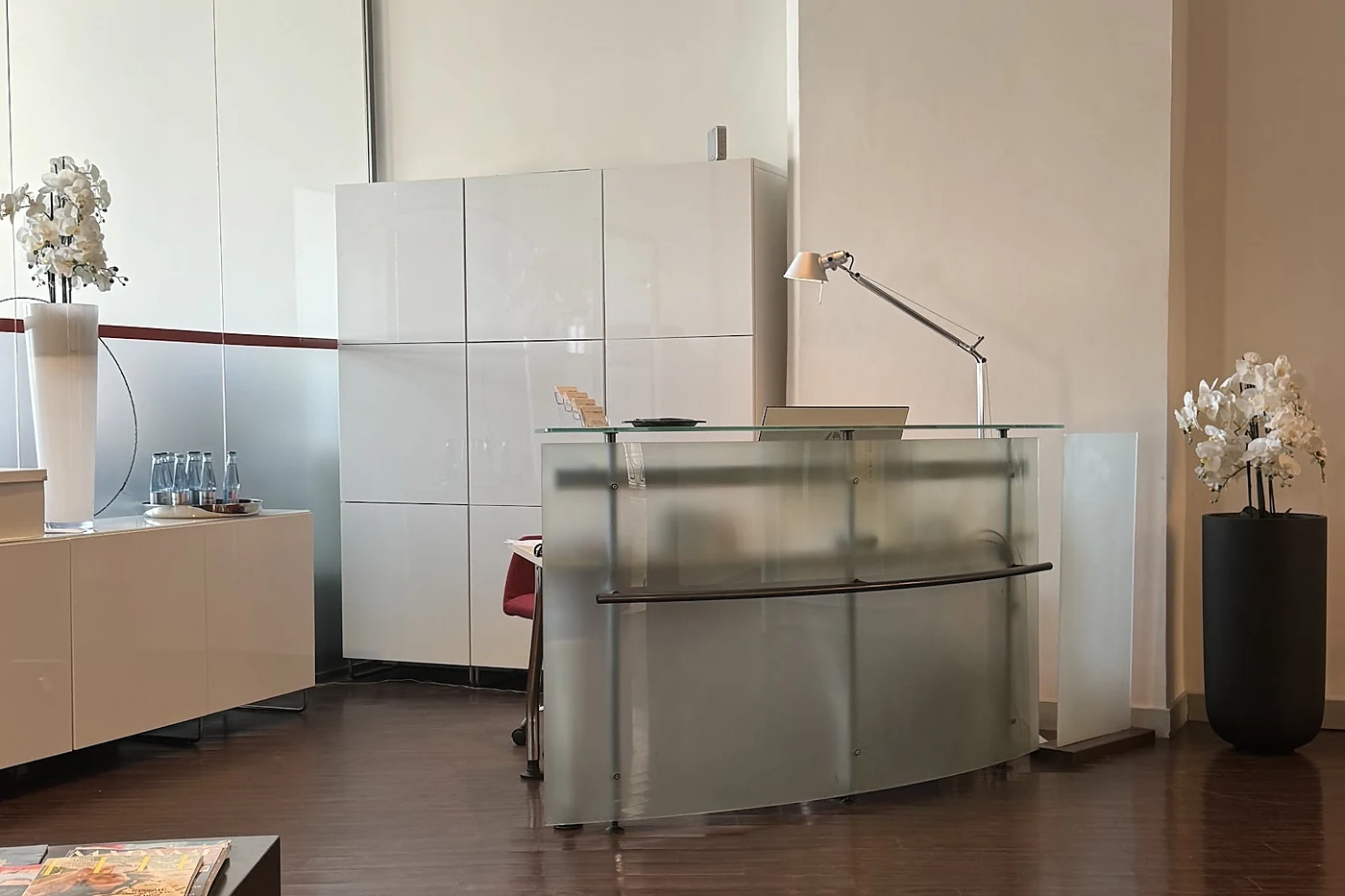 Empfangsbereich mit hellem Tresen