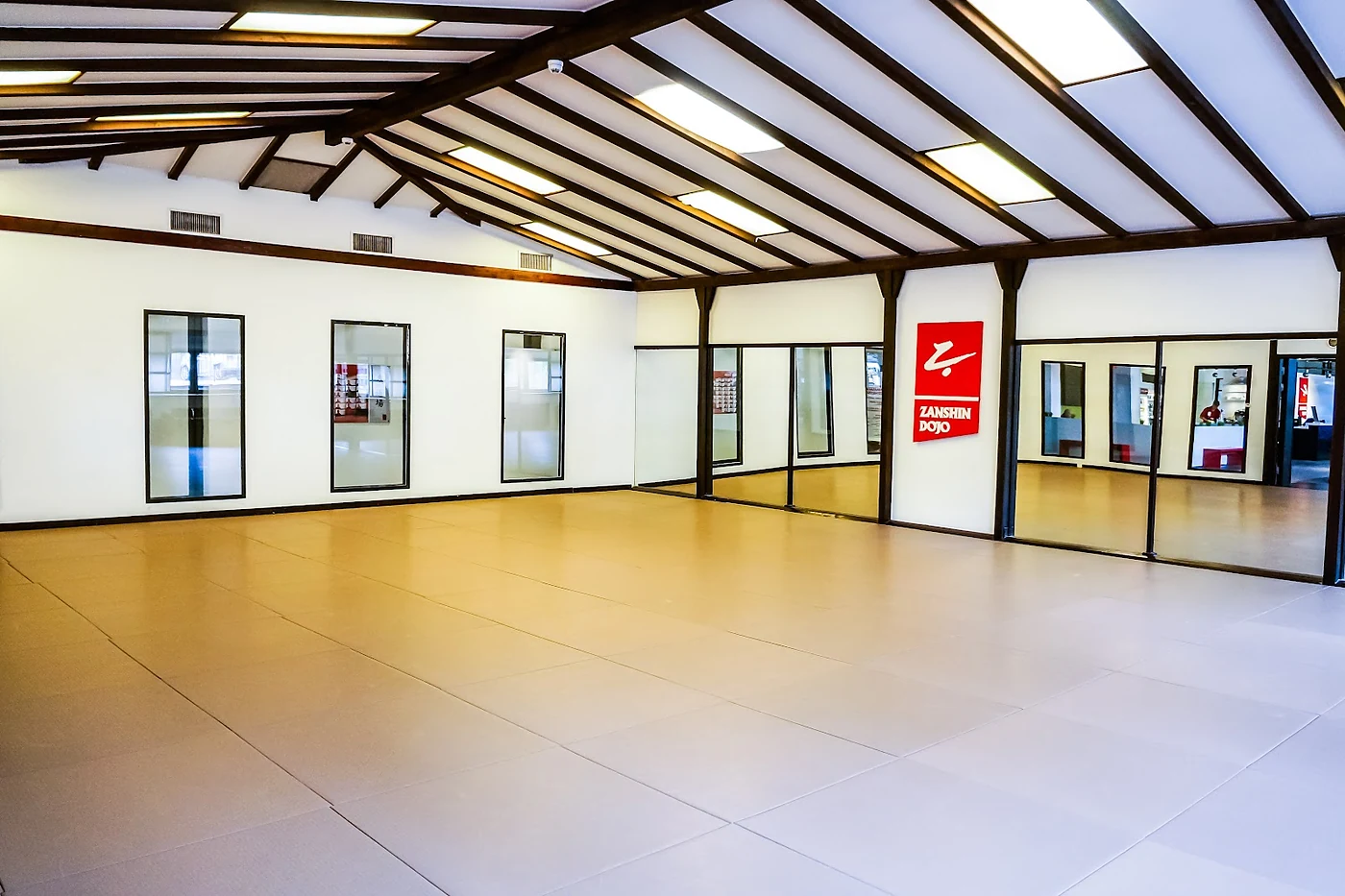 Dojo mit Mattenboden und Spiegelwand