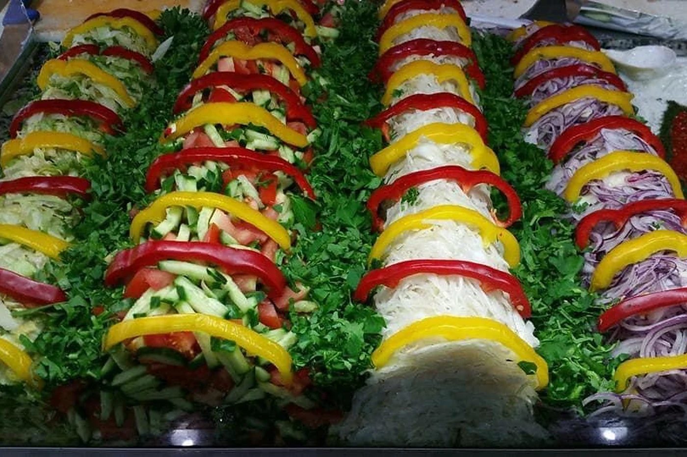 Reihe vorbereiteter Spieße mit Gemüse