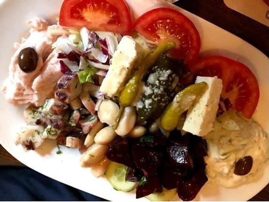 Griechischer Vorspeisenteller mit Feta, Oliven, Roter Bete, weißen Bohnen und Tomaten