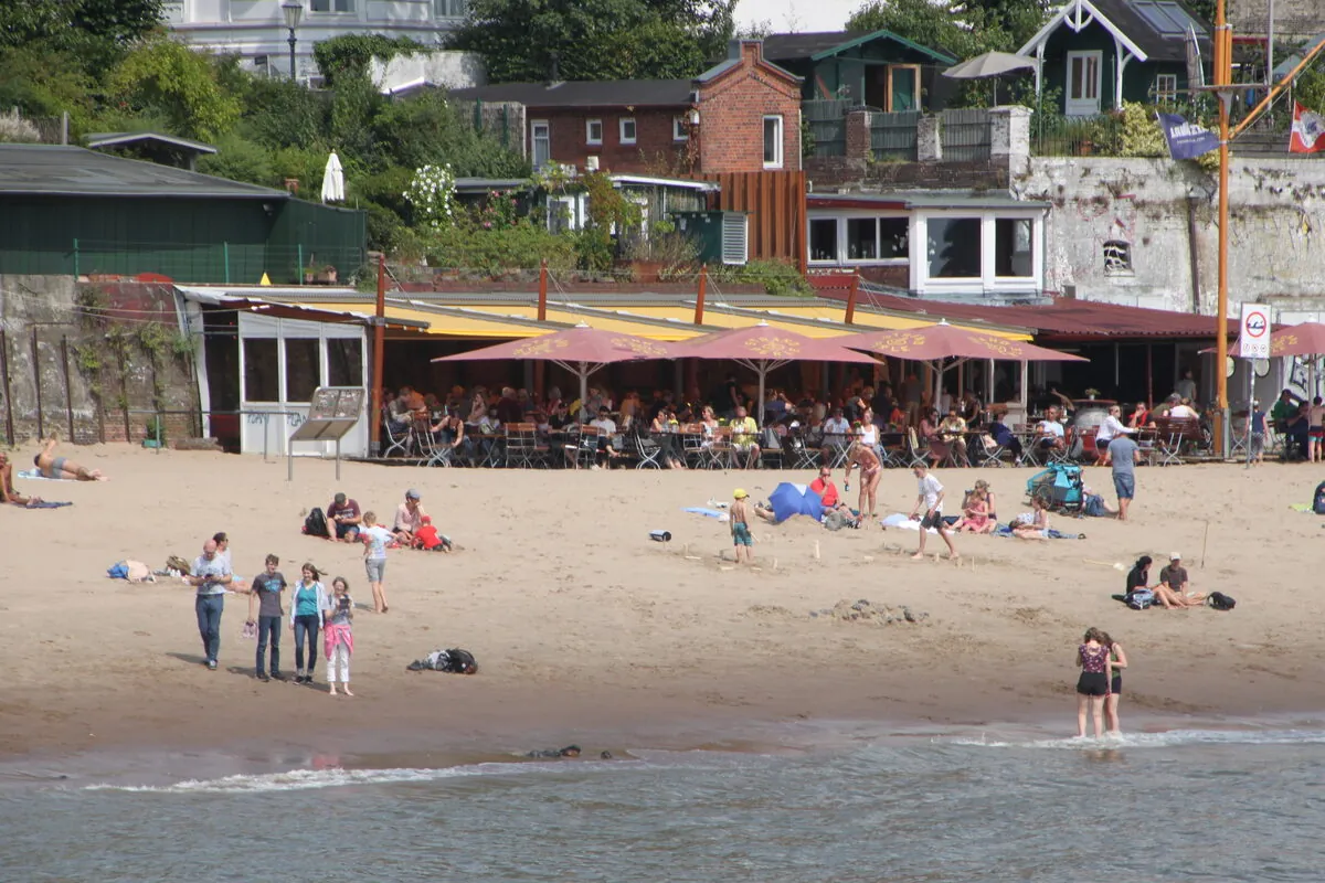 PUBLIC VIEWING AM ELBSTRAND (STRANDPERLE)